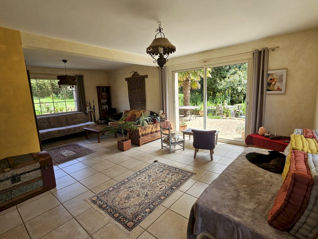 Particulier vend propriété, 142 m² utiles, et 116 m2 de dépendances transformables en habitation - Photo 1 - Lampaul-Guimiliau