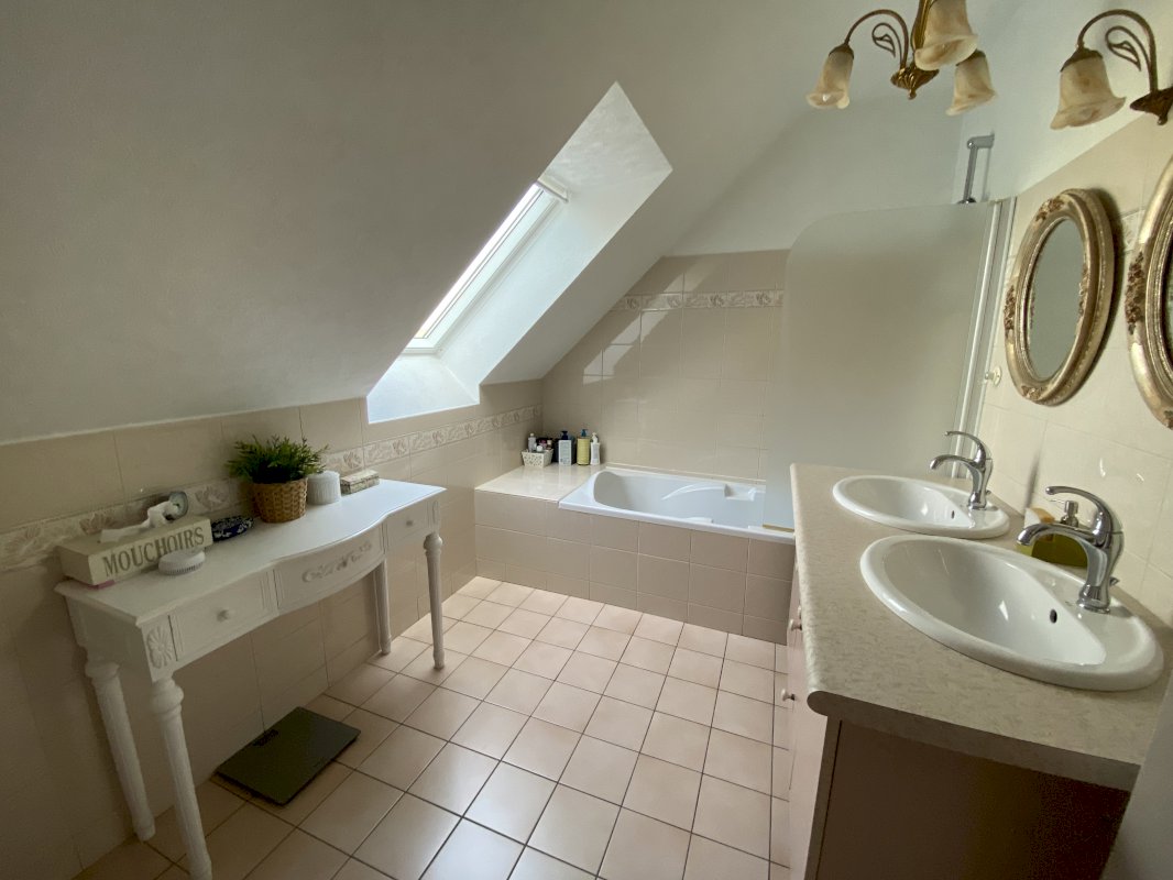 Maison - 6 pièces - 140m² - Photo 8 - Plougourvest