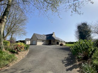 Maison - 6 pièces - 140m² - Plougourvest (29400)