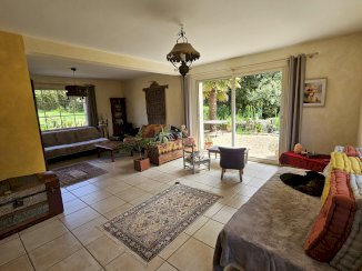 Particulier vend propriété, 142 m² utiles, et 116 m2 de dépendances transformables en habitation - Lampaul-Guimiliau (29400)