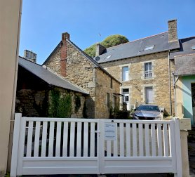 Au cœur de Saint-Nicolas-du-Pélem, découvrez cet ensemble immobilier de caractère du XIXᵉ siècle, entièrement clos, développant environ 315 m² - Saint-Nicolas-du-Pélem (22480)